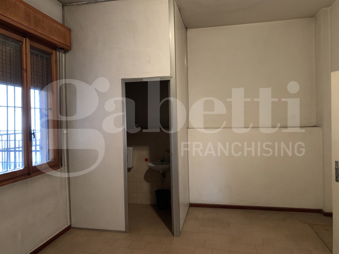 Ufficio con box doppio a Modena