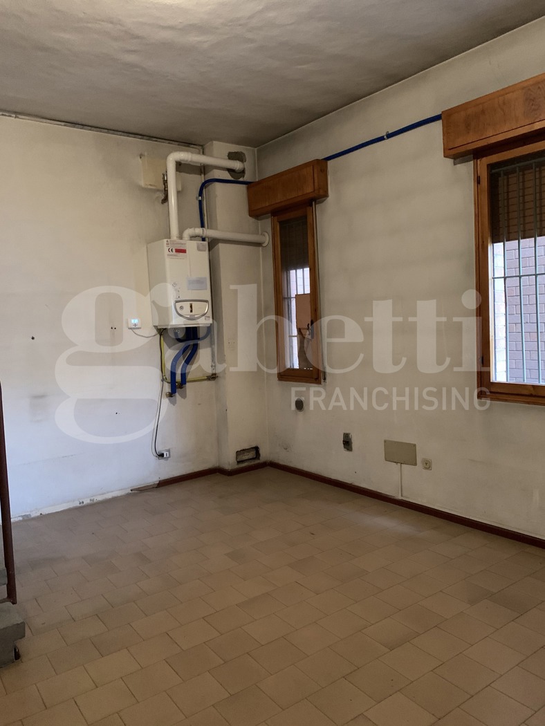 Ufficio con box doppio a Modena