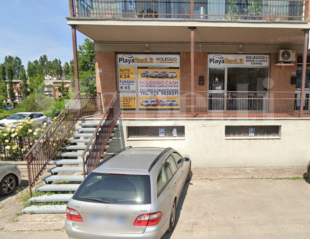 Ufficio con box doppio a Modena