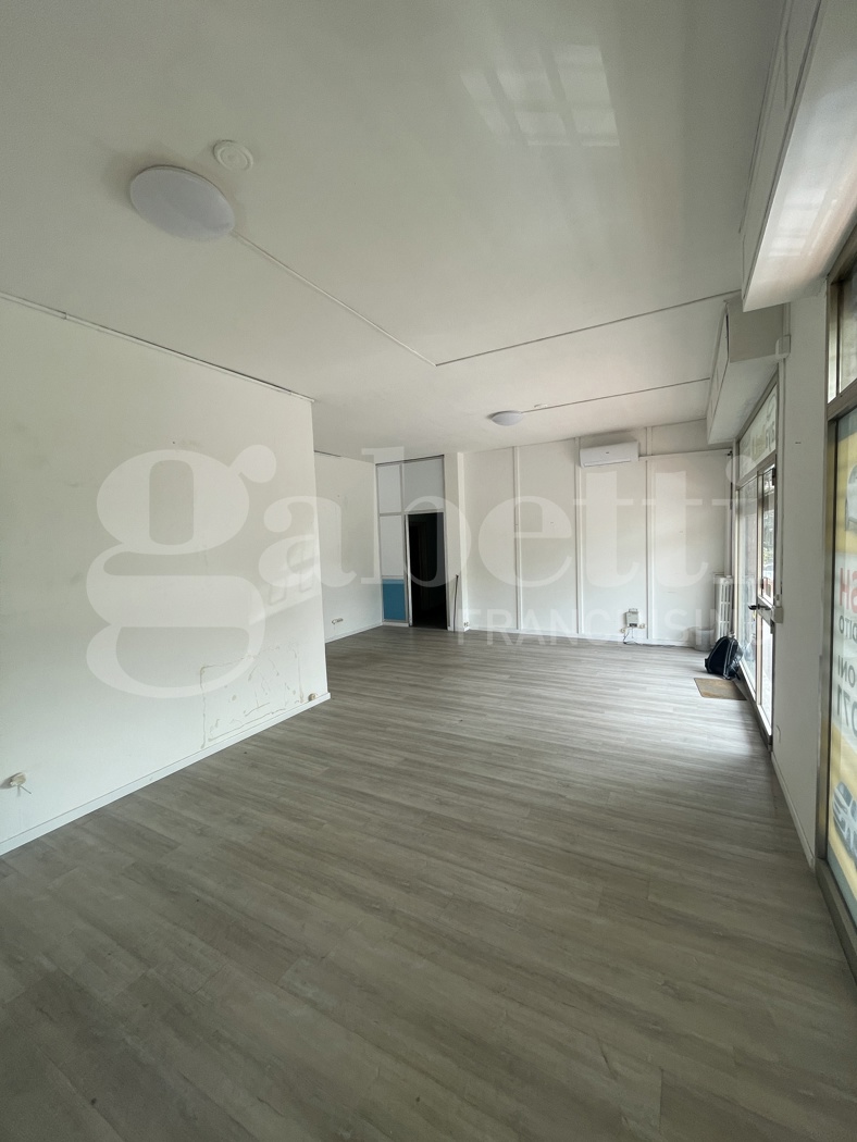 Ufficio con box doppio a Modena