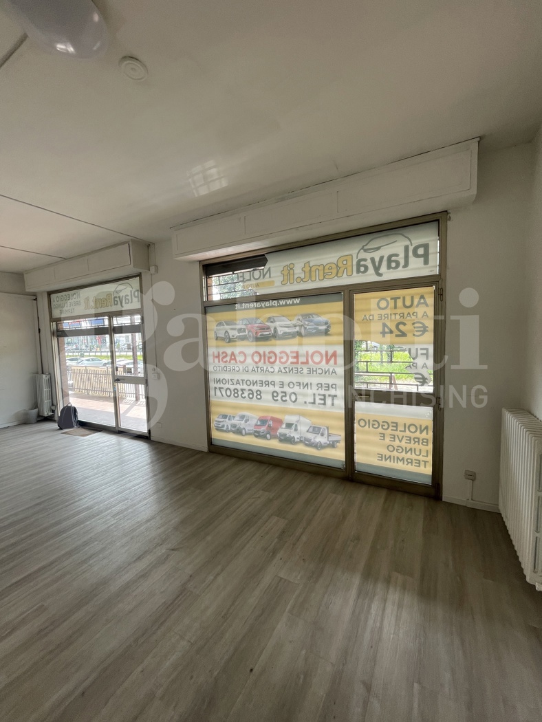 Ufficio con box doppio a Modena