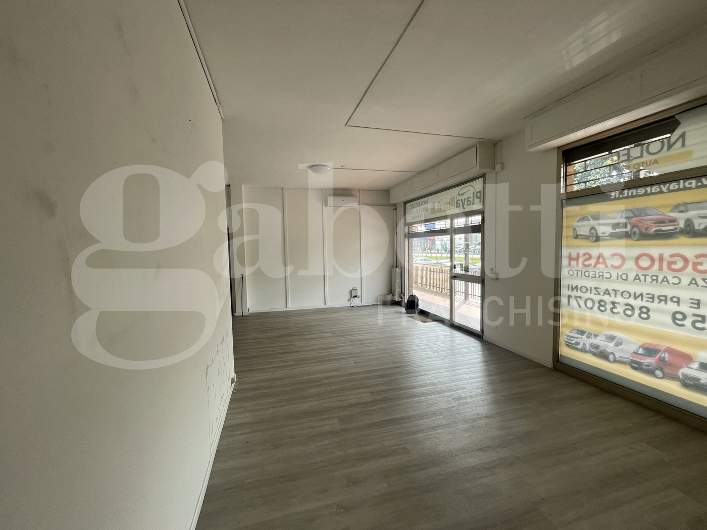 Ufficio con box doppio a Modena