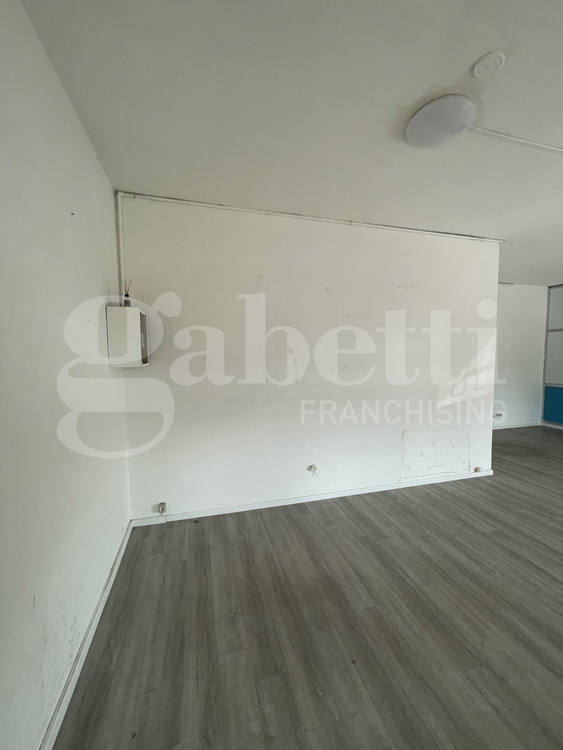 Ufficio con box doppio a Modena