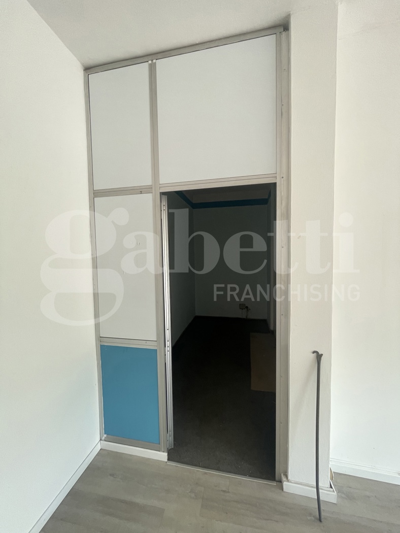 Ufficio con box doppio a Modena