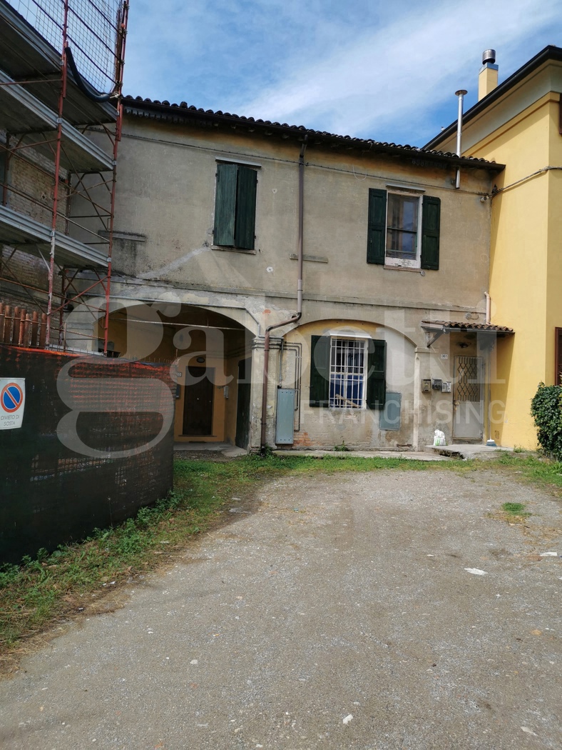 Trilocale da ristrutturare a Modena
