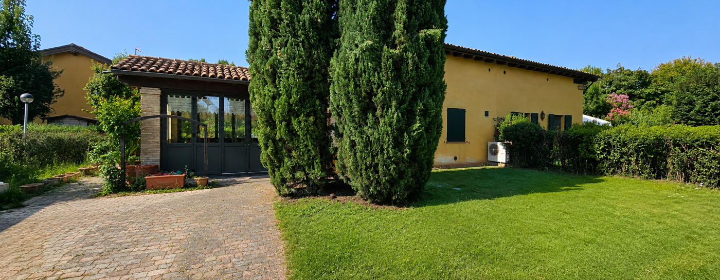 Villa Bifamiliare con giardino a Modena