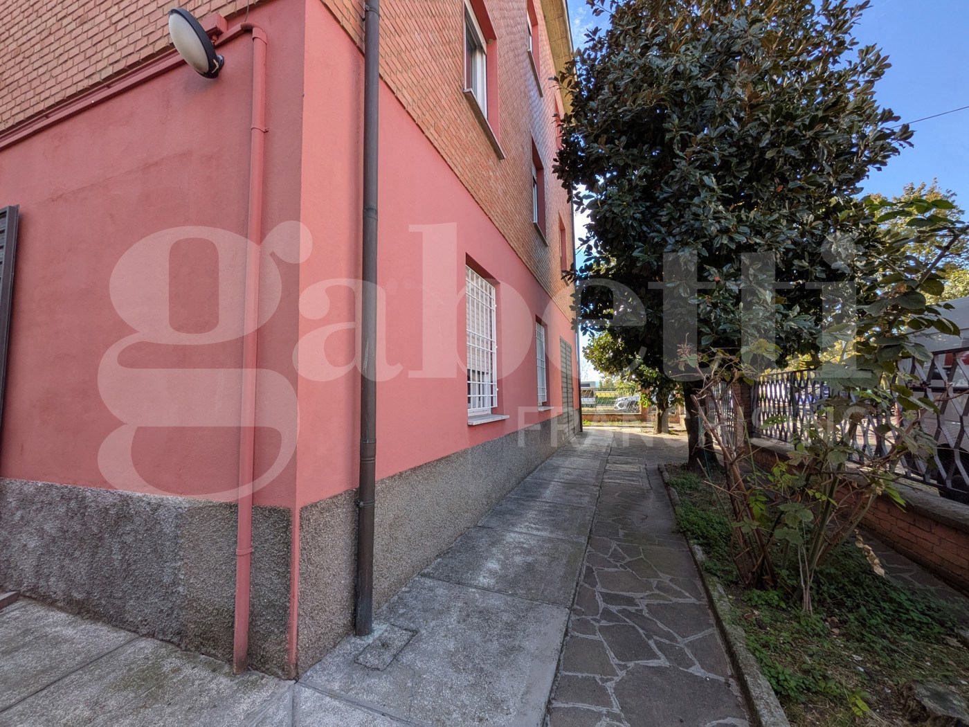 Stabile/Palazzo in vendita a Modena