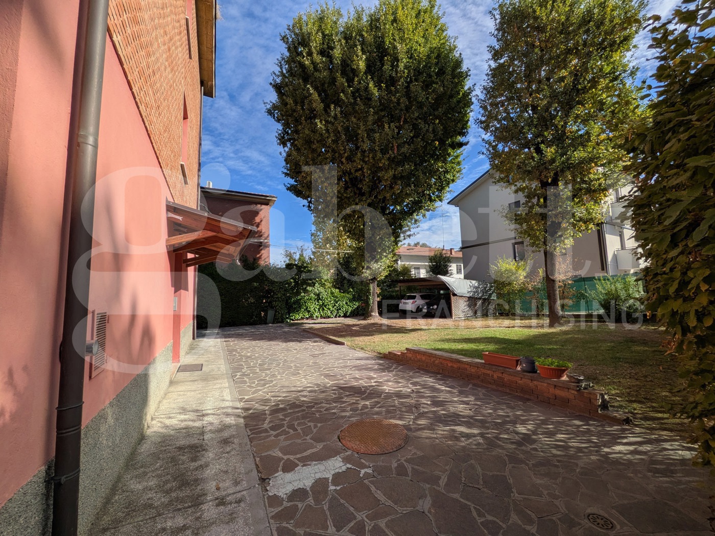 Stabile/Palazzo in vendita a Modena