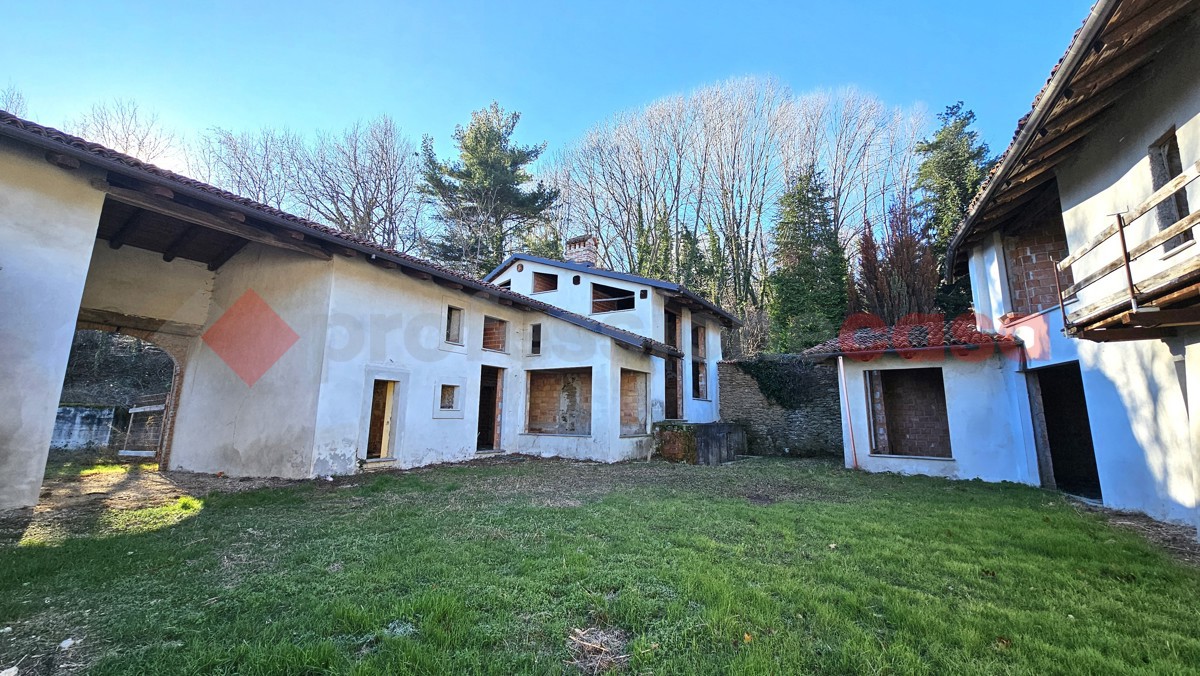 Stabile/Palazzo con box doppio a Pinerolo