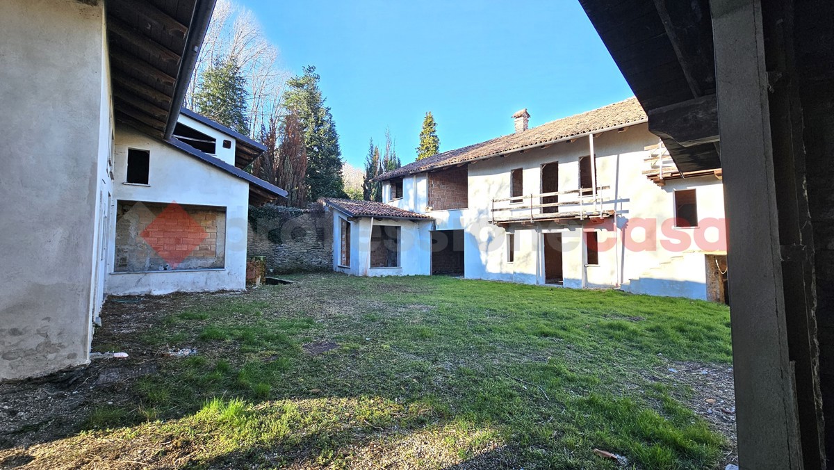 Stabile/Palazzo con box doppio a Pinerolo