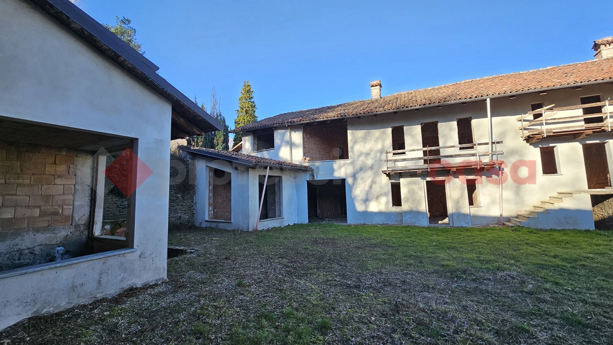 Stabile/Palazzo con box doppio a Pinerolo