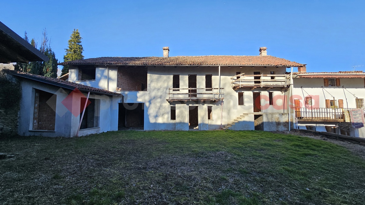 Stabile/Palazzo con box doppio a Pinerolo