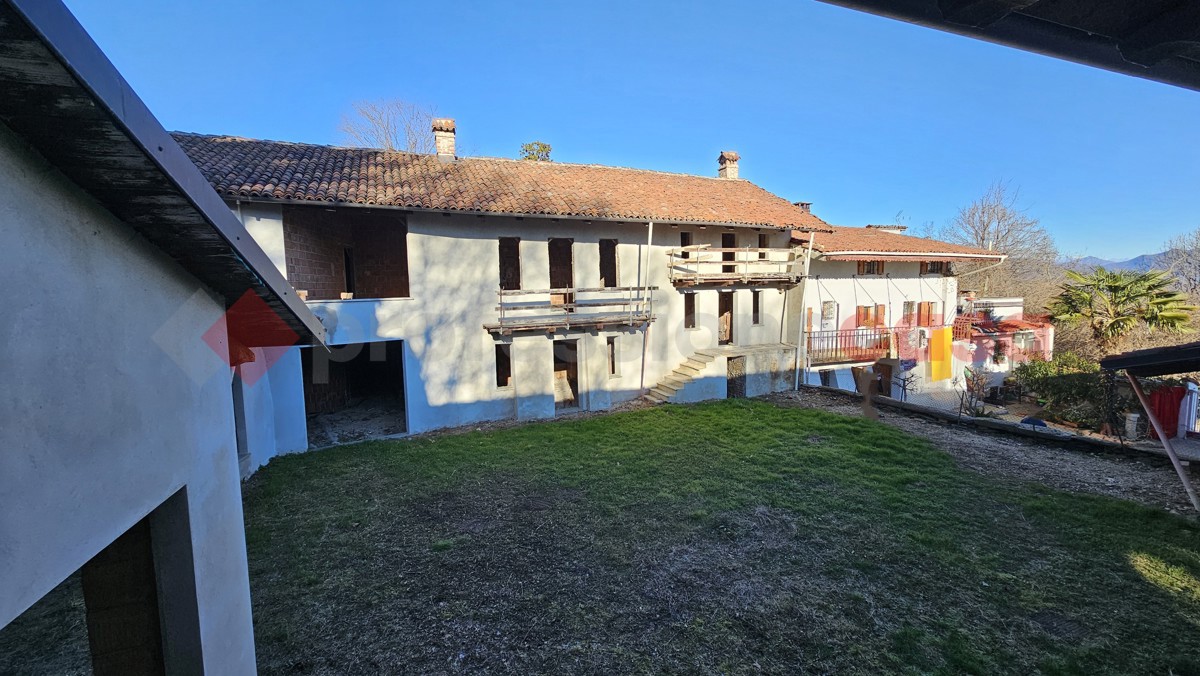 Stabile/Palazzo con box doppio a Pinerolo