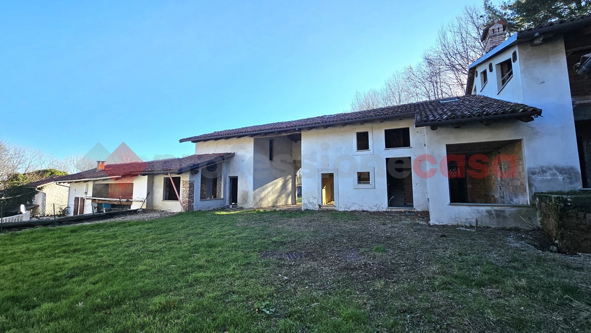 Stabile/Palazzo con box doppio a Pinerolo