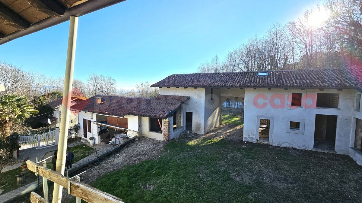 Stabile/Palazzo con box doppio a Pinerolo