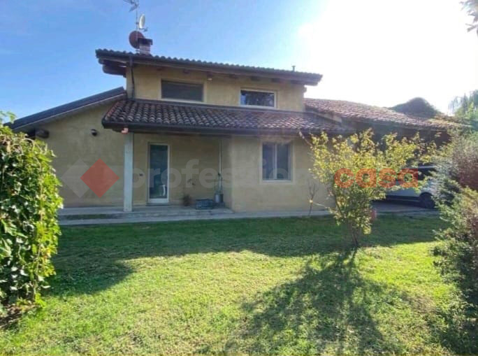 Rustico con giardino a Pinerolo
