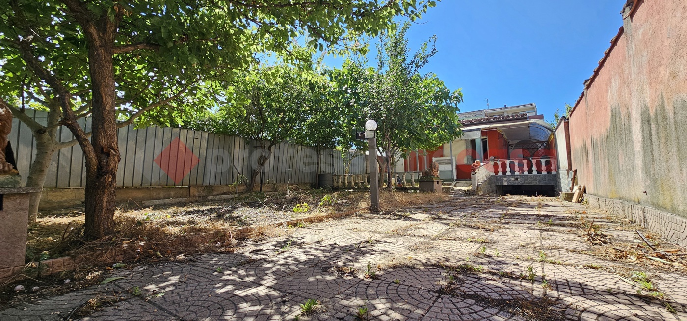 Villa con giardino a Piscina