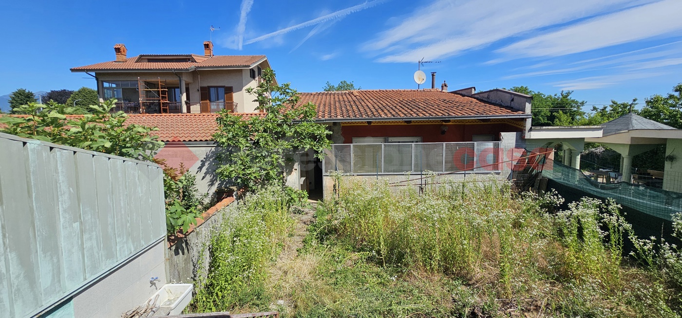 Villa con giardino a Piscina