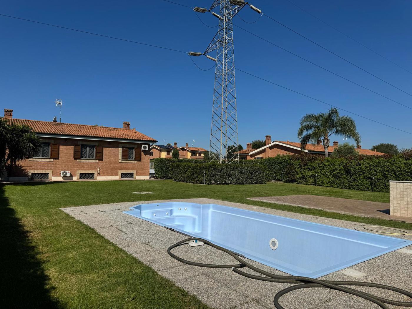 Villa Bifamiliare con box doppio a Roma
