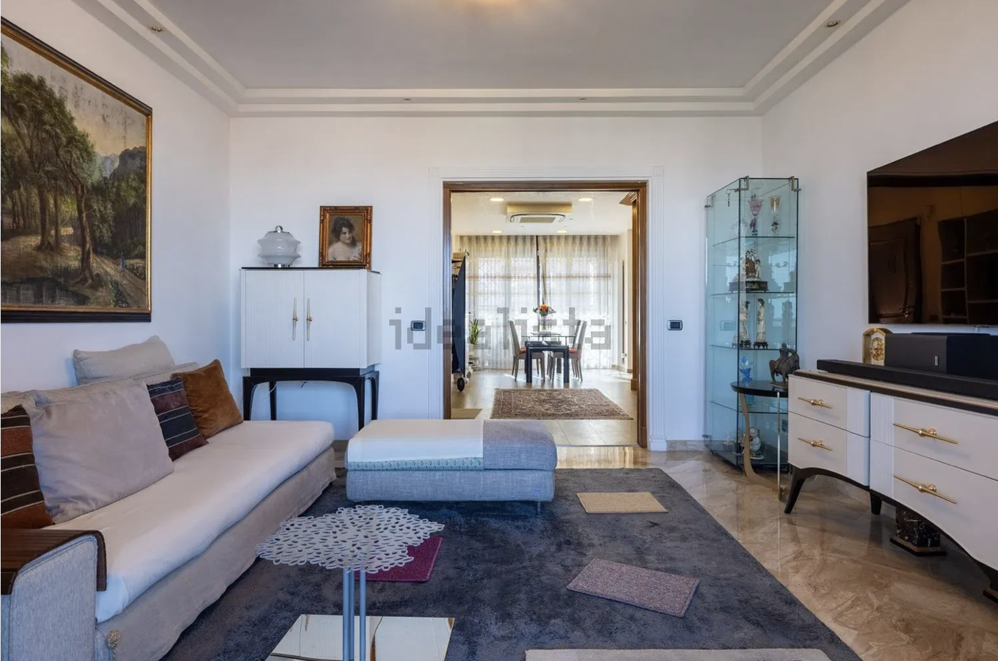 Quadrilocale con box a Roma