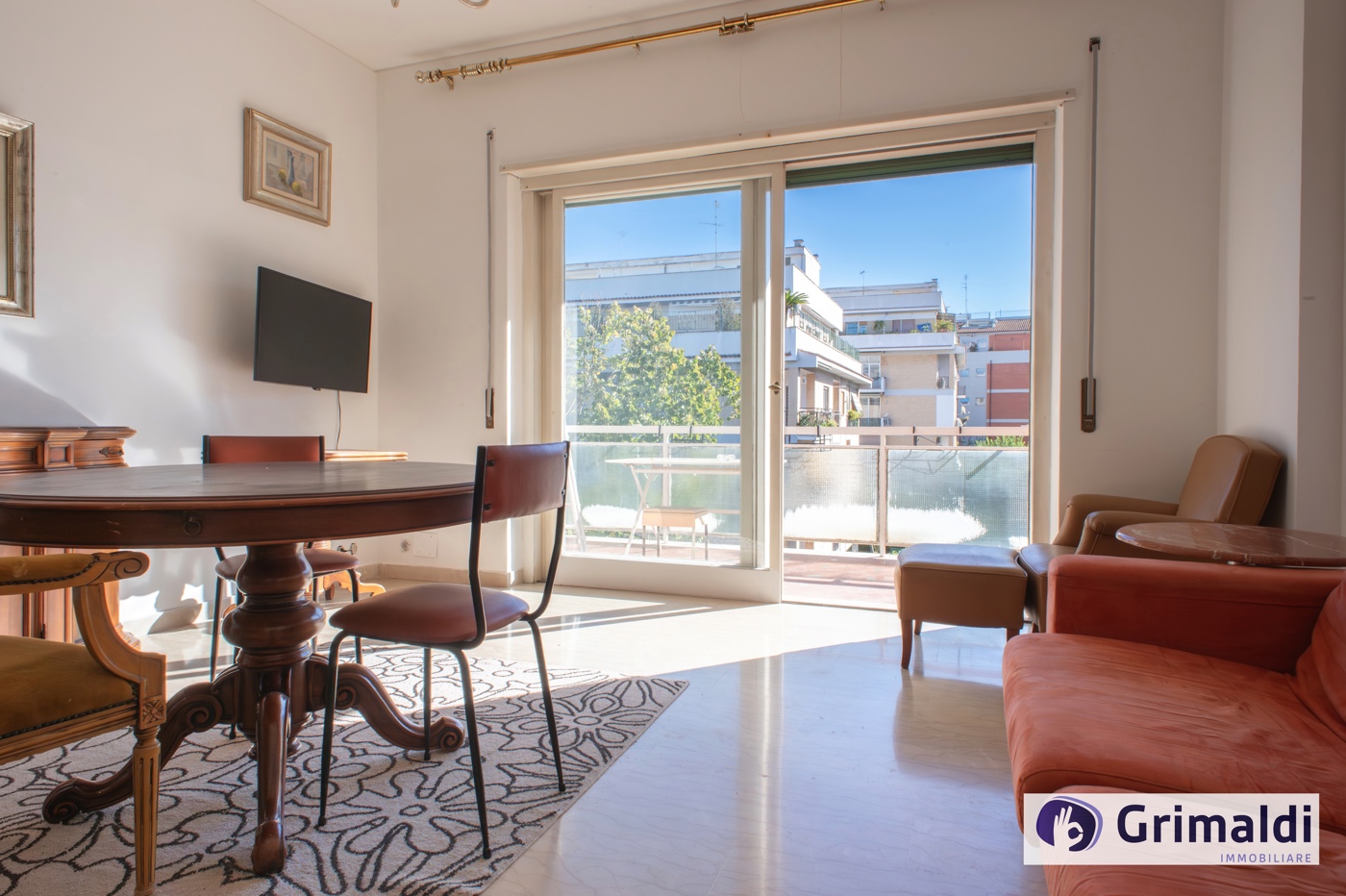 Trilocale con box a Roma