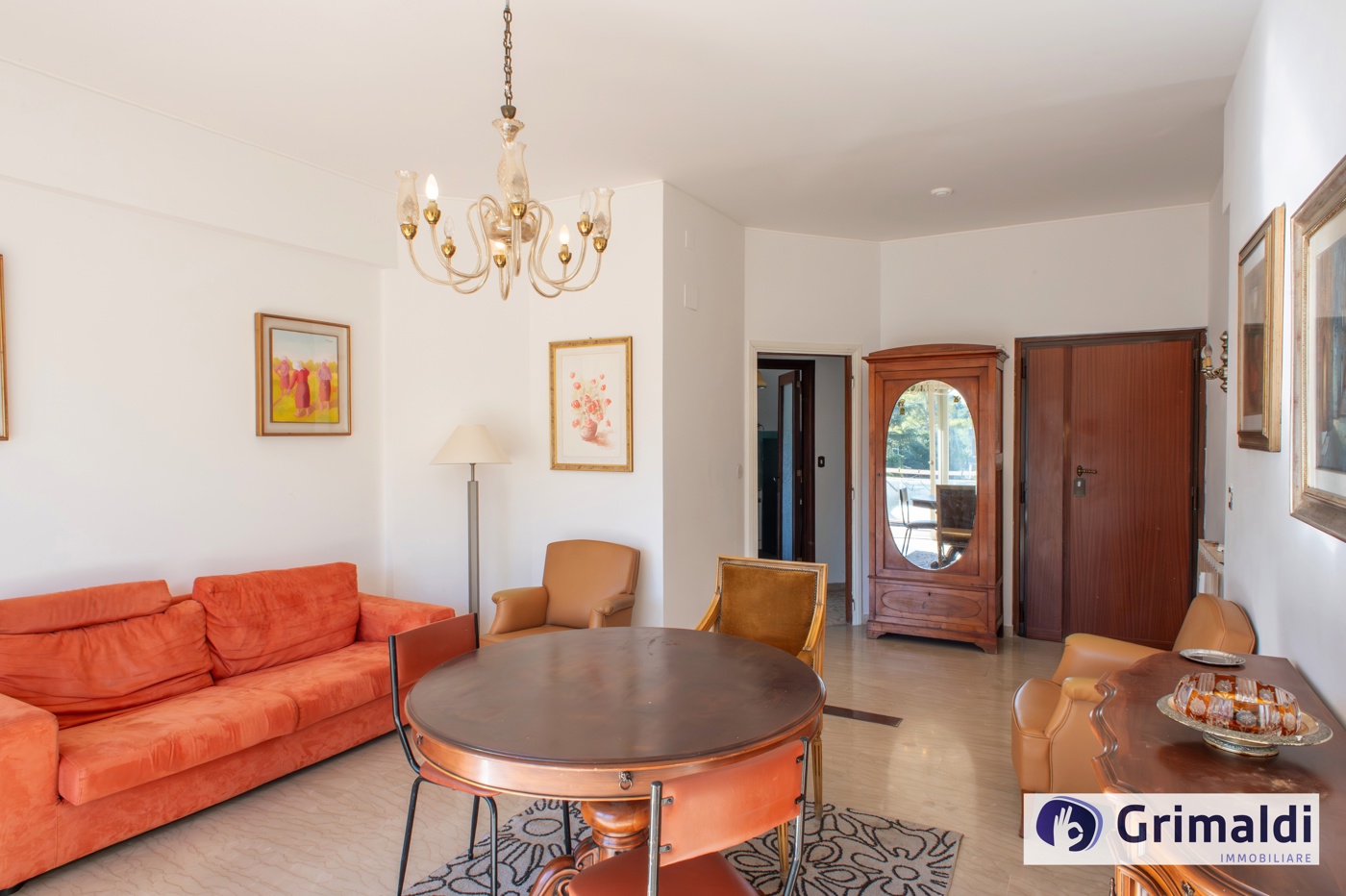 Trilocale con box a Roma