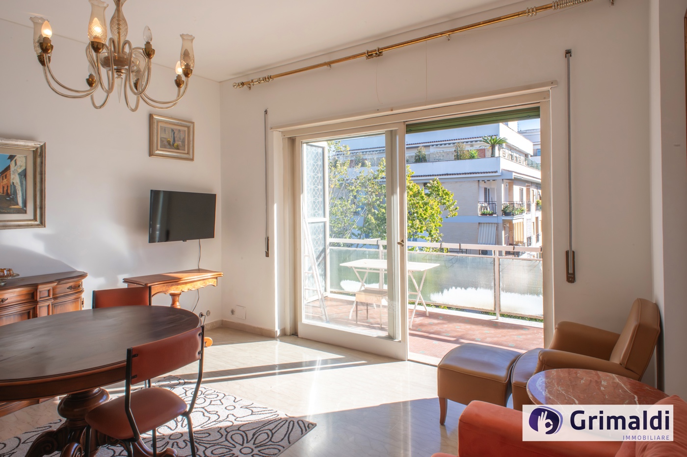 Trilocale con box a Roma