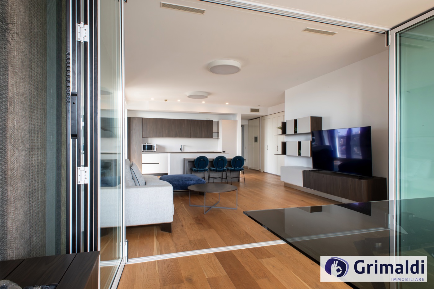 Trilocale con box a Roma