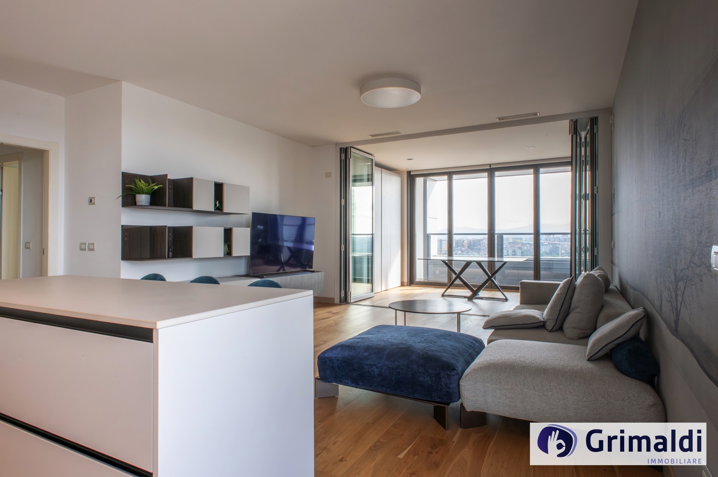 Trilocale con box a Roma