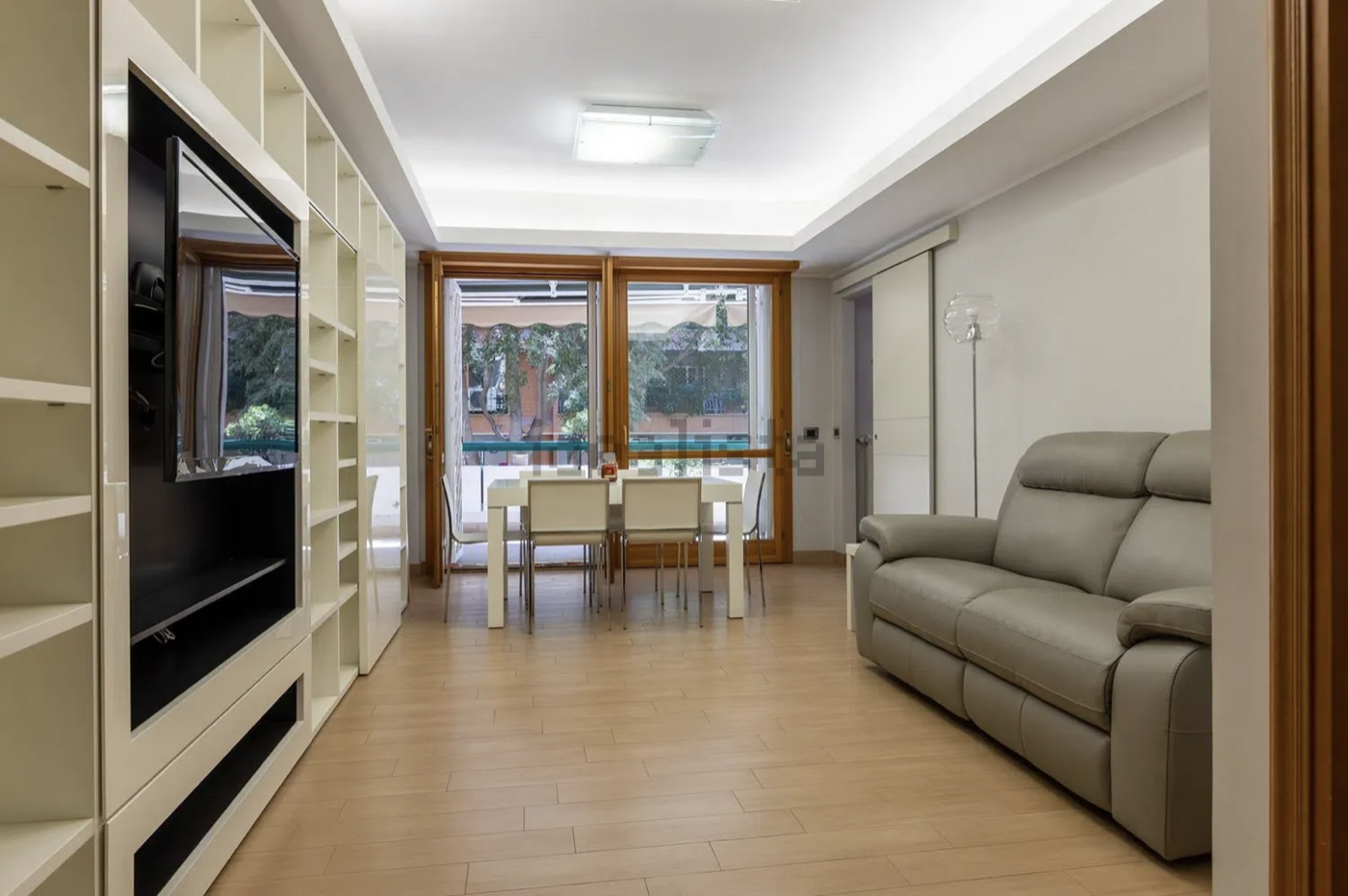 Trilocale con box a Roma