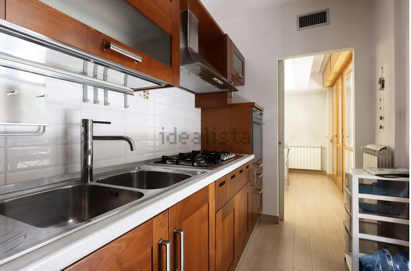 Trilocale con box a Roma