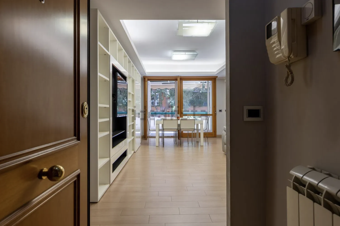 Trilocale con box a Roma