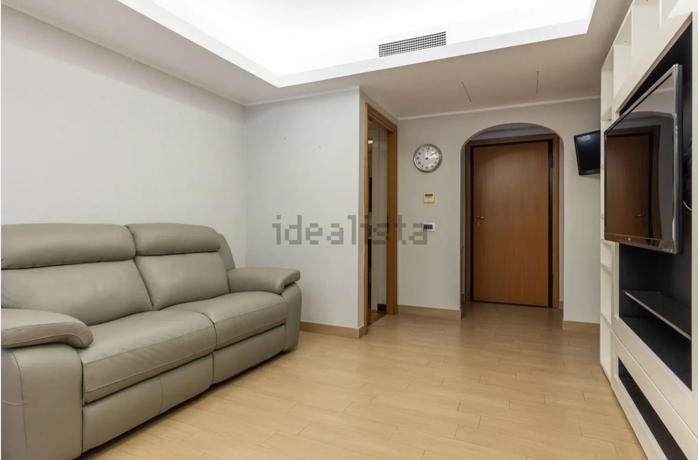 Trilocale con box a Roma