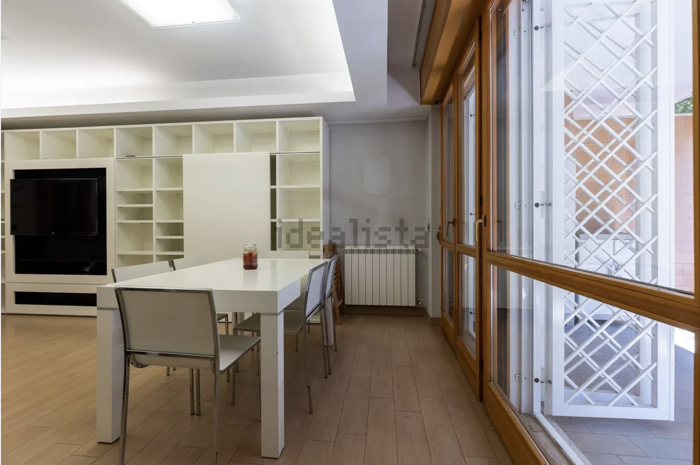 Trilocale con box a Roma