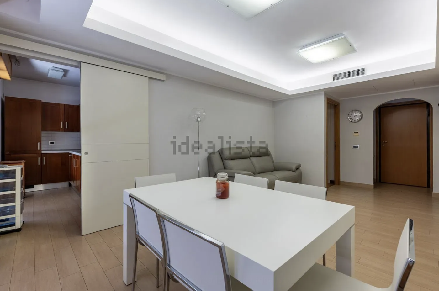 Trilocale con box a Roma