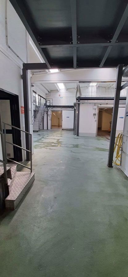 Capannone in affitto a Senna Comasco