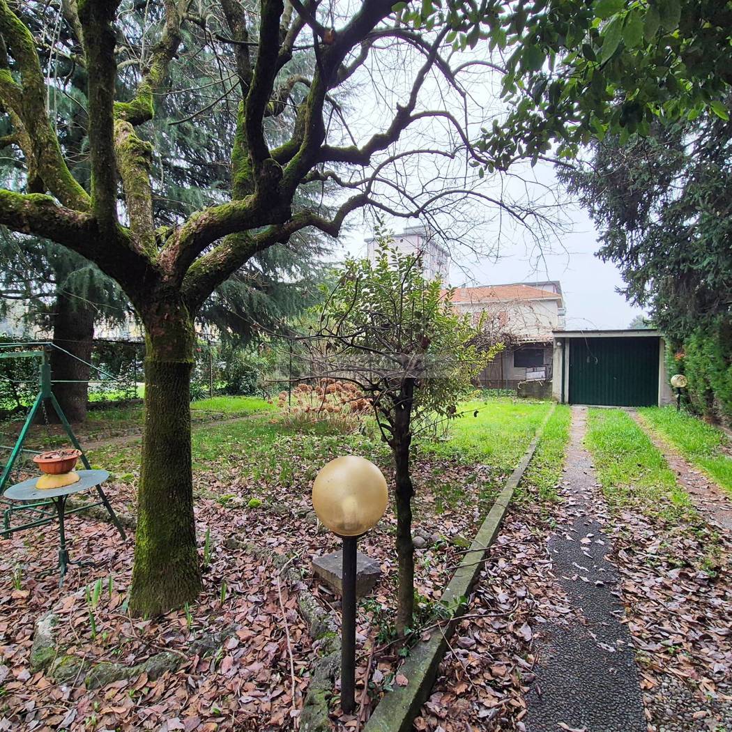 Villa con giardino a Desio