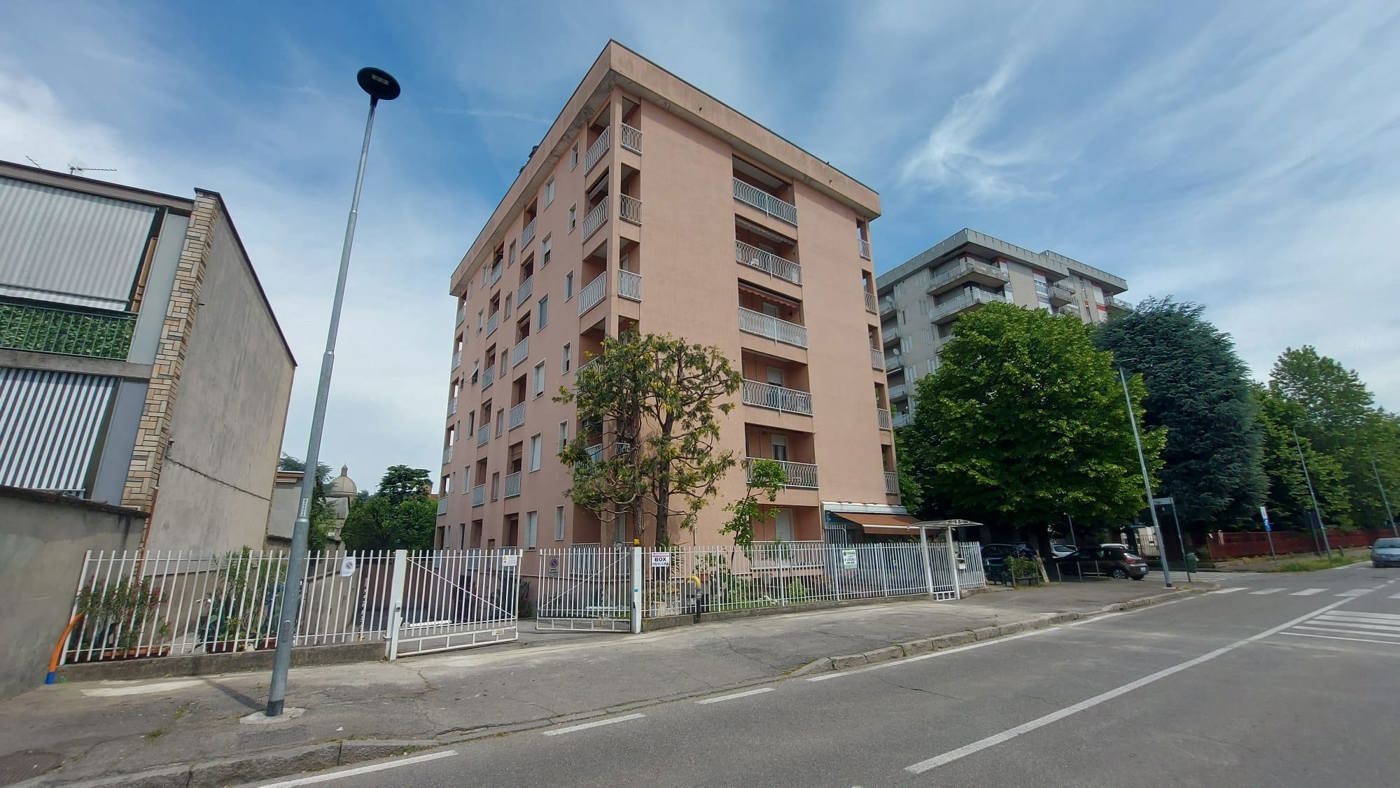 Box/Garage 14mq in vendita a Desio