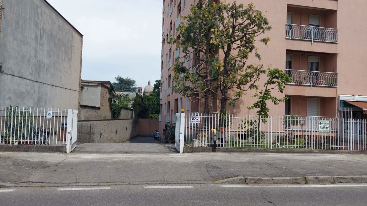 Box/Garage 14mq in vendita a Desio