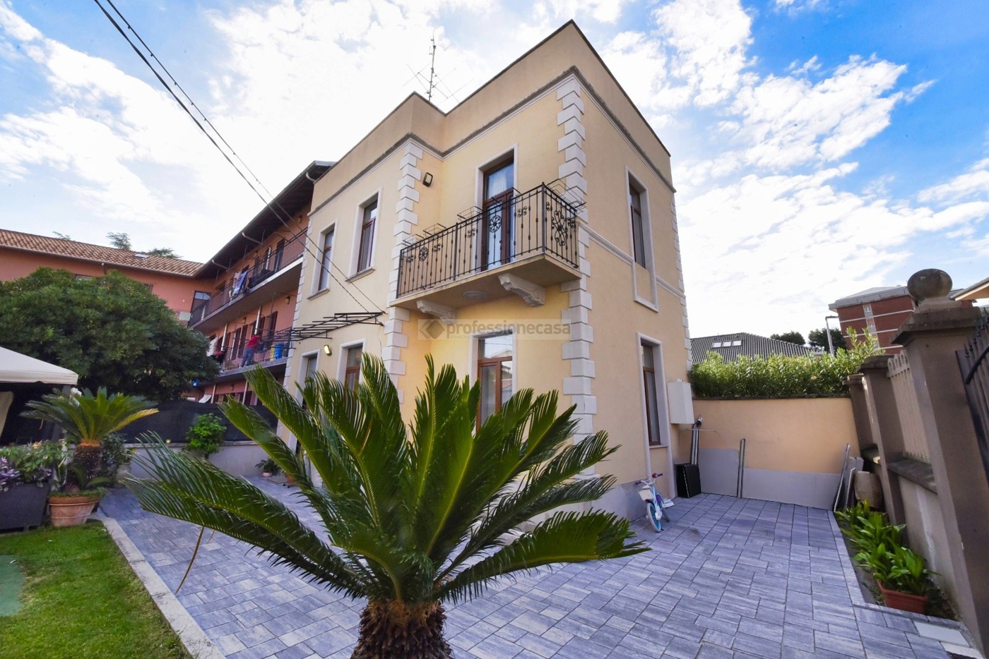 Villa con box doppio a Desio