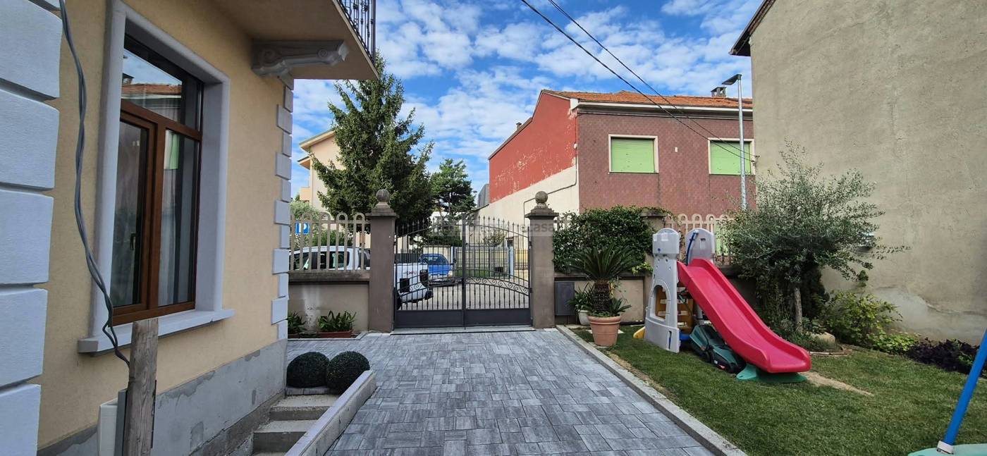 Villa con box doppio a Desio