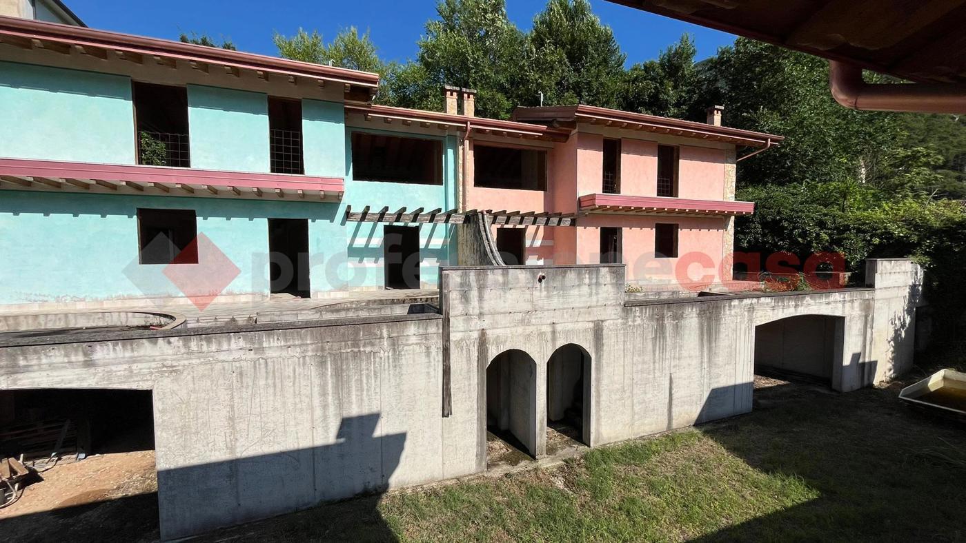 Villa con giardino a Dolc�