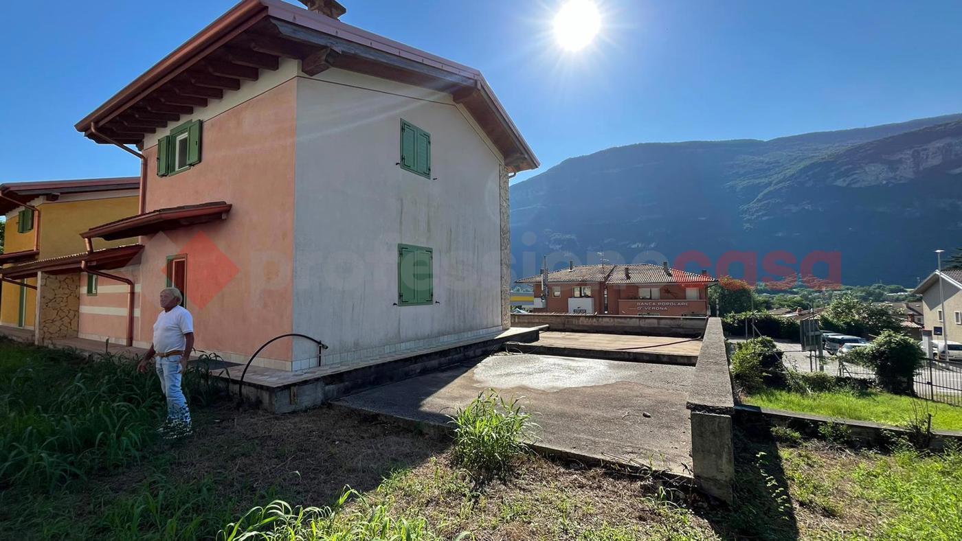 Villa con giardino a Dolc�