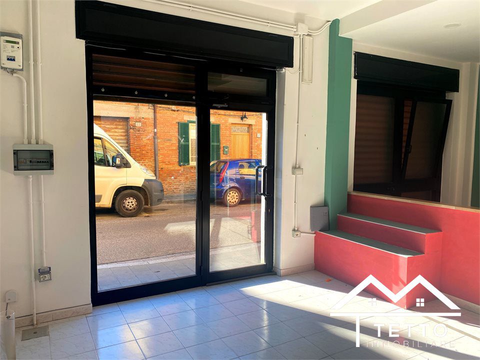 Locale commerciale in affitto a Forano