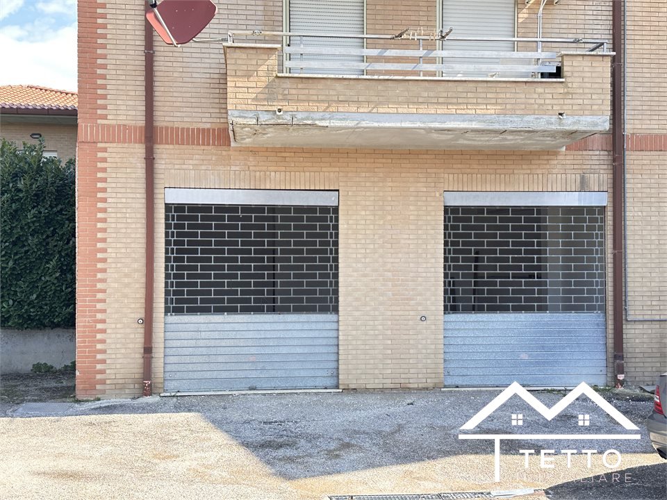 Locale commerciale in affitto a Forano