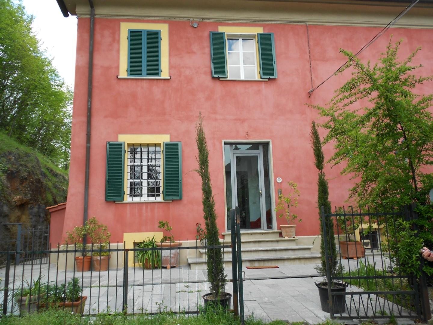 Villa con giardino, Pietrasanta capriglia