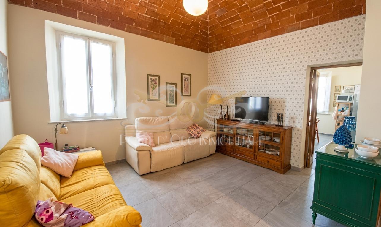 Appartamento con terrazzo a Cascina