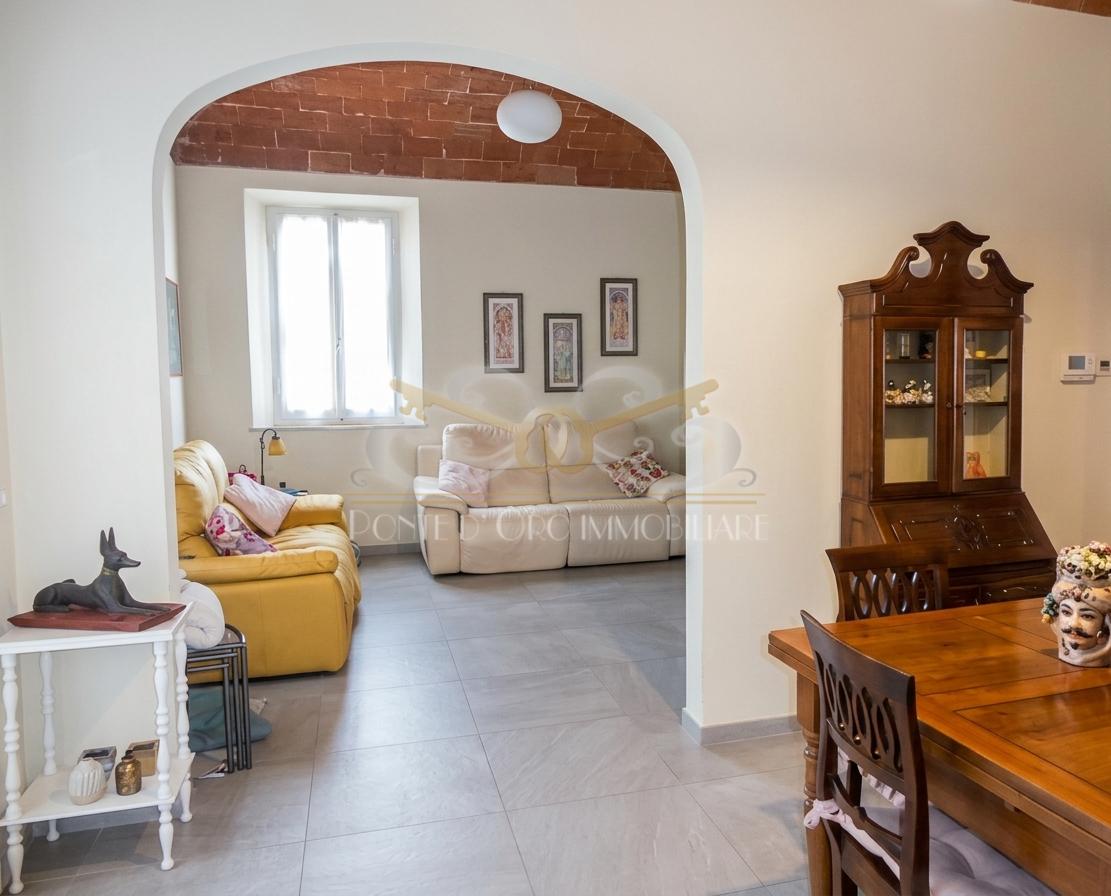 Appartamento con terrazzo a Cascina