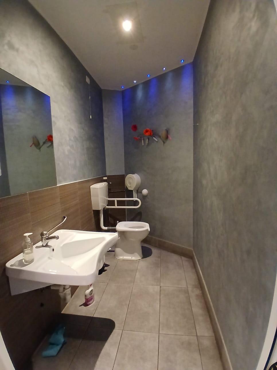 Locale commerciale in affitto a Massa