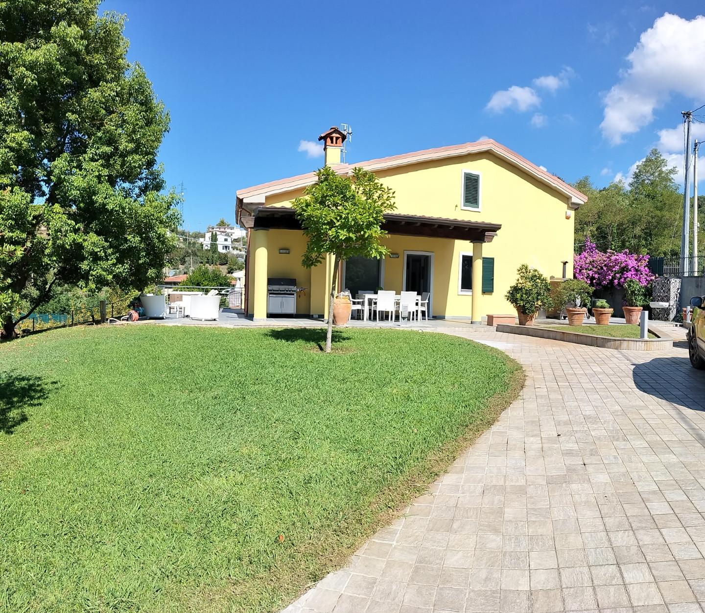 Villa Bifamiliare con giardino a Castelnuovo Magra